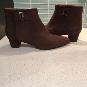 Adorable Nine West brown suede boots. Size 8.